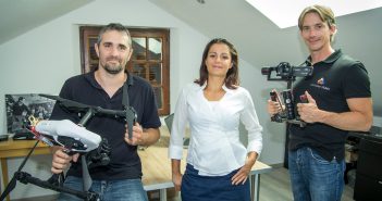 De gauche à droite : Cédric (cadreur spécialisé dans les vues aériennes par drones), Audrey (reporter) et Baptiste (chef de projets).