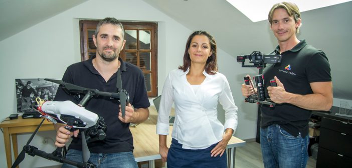 De gauche à droite : Cédric (cadreur spécialisé dans les vues aériennes par drones), Audrey (reporter) et Baptiste (chef de projets).