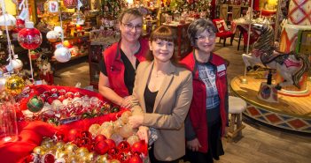 De gauche à droite : Patricia, Corinne et Mireille, maîtres d’œuvre de l’espace Noël.