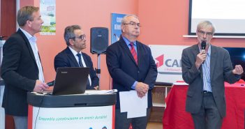 De gauche à droite : David Raoul et Dominique Gaspard, secrétaire général et Président de la CAPEB de la Meuse, Bernard Delvert, représentant de Communauté d’Agglomération de Bar-le-Duc et Patrick Leseck, chef de projet du programme EDF «En Meuse et en Haute Marne, ensemble économisons l’énergie»