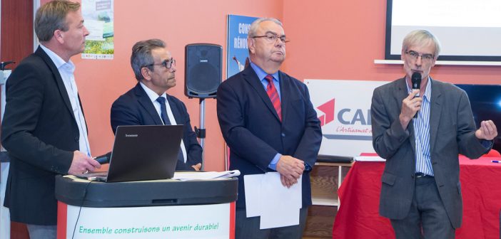 De gauche à droite : David Raoul et Dominique Gaspard, secrétaire général et Président de la CAPEB de la Meuse, Bernard Delvert, représentant de Communauté d’Agglomération de Bar-le-Duc et Patrick Leseck, chef de projet du programme EDF «En Meuse et en Haute Marne, ensemble économisons l’énergie»