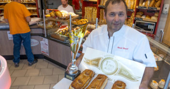 Patrick Renaud avec le prix du meilleur pâté lorrain