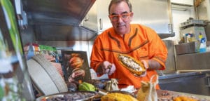 Patrick Schonecker de Terra chocolata avec ses récoltes camerounaises