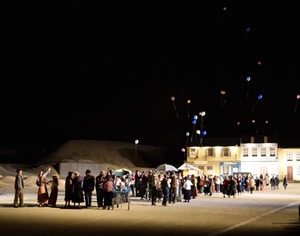 Scène de liesse populaire spectacle historique des Flammes à la lumière 