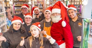 Le père Noël avec l'équipe de Terra Chocolata Verdun