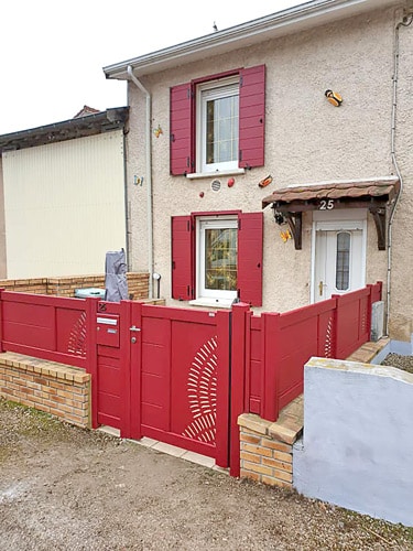 Clôture et portillon rouges