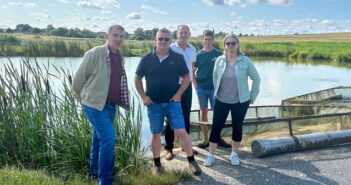 M. Thiel et son fils, de l’exploitation EARL des étangs Thiel (54150 Lantefontaine) et l’équipe agricole Yzico : Sandra PROT, Emmanuel CRUCY, accompagnés de Cédric HERMAL.