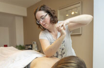 Fanny Diné pratiquant un massage bien-être à Belleville-sur-Meuse