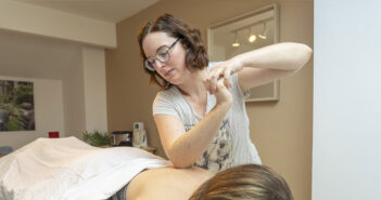 Fanny Diné apporte ses massages bien-être au Cocon d’Hestia Fanny Diné pratiquant un massage bien-être à Belleville-sur-Meuse